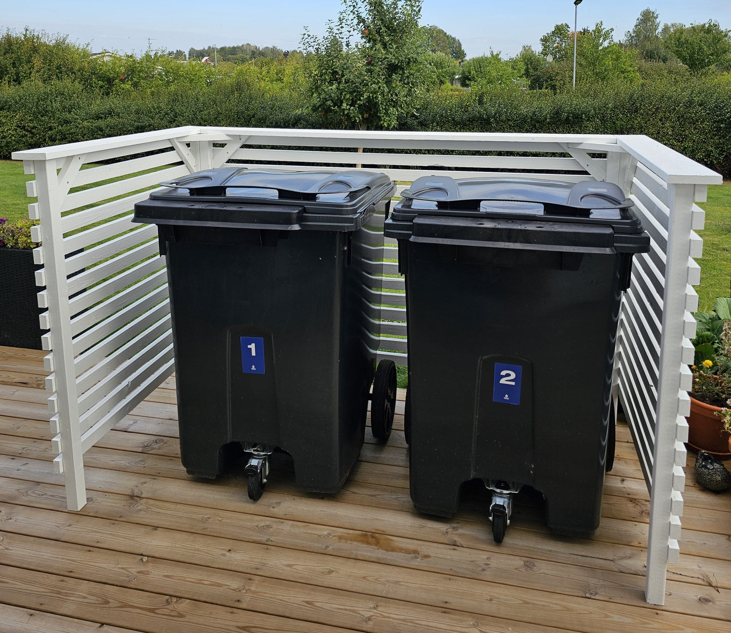 Sopkärlsförvaring (vitmålad) - frakt och montering ingår